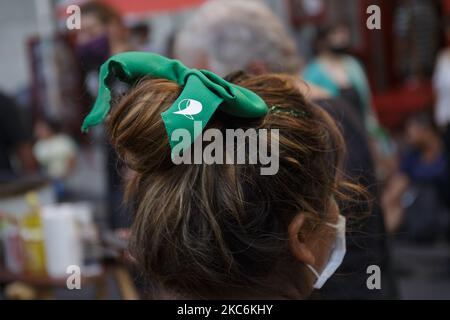 Le logo campagne nationale de l'avortement est vu dans la coiffure d'une femme dans une démonstration pro-choix à l'extérieur du bâtiment du Congrès national où les membres du Congrès débattent de la loi de 'l'interruption légale de grossesse', Buenos Aires, sur 29 décembre 2020. Dans le contexte de la pandémie Covid-19, la loi est traitée dans les sessions extraordinaires. Sur 10 décembre, la loi a reçu une demi-sanction de la part des députés. (Photo de Tobias Skarlovnik/NurPhoto) Banque D'Images