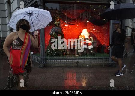 Les piétons se protègent de la pluie dans le centre-ville de Sao Paulo, au Brésil, sur 29 décembre 2020. (Photo de Cris Faga/NurPhoto) Banque D'Images