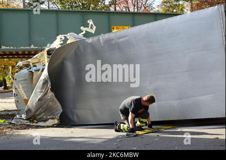 Upper Darby, États-Unis. 04th novembre 2022. Les équipes travaillent pour enlever ce qui est laissé après qu'un camion a frappé un viaduc de chemin de fer régional à LA GARE DE SEPTA Carpenter, à Philadelphie, PA, Etats-Unis sur 4 novembre 2022. Crédit : OOgImages/Alamy Live News Banque D'Images