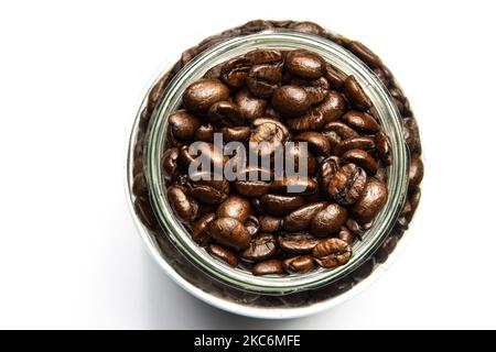 Grains de café de variété Arabica biologique crus dans un pot en verre sur fond blanc isolé. Amsterdam, pays-Bas sur 30 décembre 2020 (photo de Nicolas Economou/NurPhoto) Banque D'Images