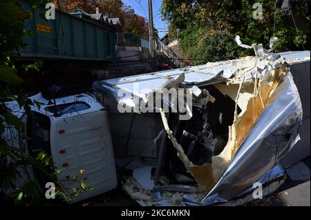 Upper Darby, États-Unis. 04th novembre 2022. Les équipes travaillent pour enlever ce qui est laissé après qu'un camion a frappé un viaduc de chemin de fer régional à LA GARE DE SEPTA Carpenter, à Philadelphie, PA, Etats-Unis sur 4 novembre 2022. Crédit : OOgImages/Alamy Live News Banque D'Images