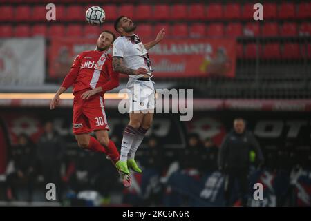 Carlos Augusto (AC Monza) et Razmi Aya des États-Unis Salernitana 1919 bataille pour le ballon pendant la ronde 16th de Serie BKT dans U-Power Stadium à Monza, Monza e Brianza, Italie, 30 décembre 2020 (photo par Andrea Diodato/NurPhoto) Banque D'Images