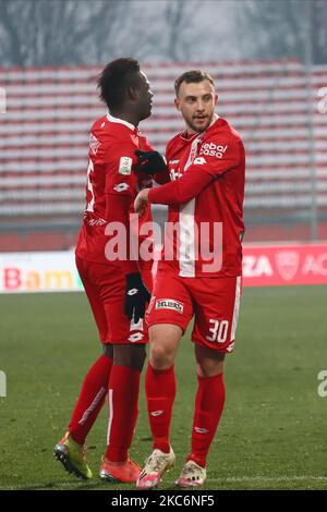 Carlos Augusto, Mario Balotelli de Monza fêtez le but pendant le match entre Monza et Salernitana pour la série B au stade U-Power de Monza, Italie, sur 30 décembre 2020 (photo de Mairo Cinquetti/NurPhoto) Banque D'Images