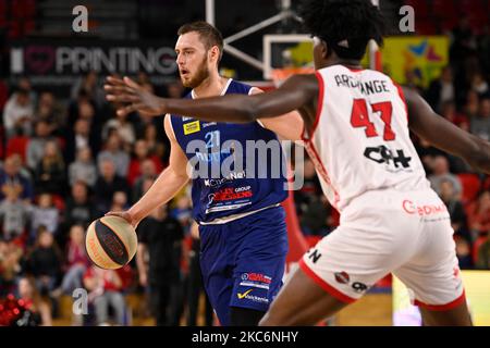 Nikola Popovic d'Aalst contrôle le ballon lors d'un match de basket-ball entre Spirou Charleroi et Okapi Aalst, le vendredi 04 novembre 2022 à Charleroi, le jour 5 du National Round Belgium dans le championnat belge de la première division de la Ligue BNXT. BELGA PHOTO JOHN THYS crédit: Belga News Agency/Alay Live News Banque D'Images