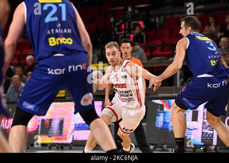 Alexandre Libert de Spirou contrôle le ballon lors d'un match de basket-ball entre Spirou Charleroi et Okapi Aalst, le vendredi 04 novembre 2022 à Charleroi, le jour 5 du National Round Belgium dans le championnat belge de la première division de la Ligue BNXT. BELGA PHOTO JOHN THYS crédit: Belga News Agency/Alay Live News Banque D'Images