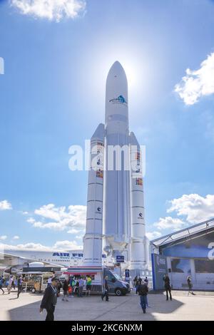 Fusée spatiale Ariane V avec boosters debout. Démonstration à grande échelle de la technologie spatiale du lanceur Ariane 5, ESA EADS fusée spatiale Ariane au Musée de l'Air et de l'espace du Bourget à Paris lors du salon de l'Air international de l'aéronautique et de l'espace de Paris-le Bourget 53rd. Ariane 5 est un véhicule de lancement spatial à levage lourd européen développé et exploité par Arianespace pour l'Agence spatiale européenne (ESA), utilisé pour livrer des charges utiles sur orbite de transfert géostationnaire (GTO) ou orbite basse terrestre (LEO) fabriqué par le fabricant Airbus Defense and Space. Paris, France le J Banque D'Images