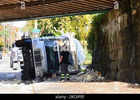 Upper Darby, États-Unis. 04th novembre 2022. Les équipes travaillent pour enlever ce qui est laissé après qu'un camion a frappé un viaduc de chemin de fer régional à LA GARE DE SEPTA Carpenter, à Philadelphie, PA, Etats-Unis sur 4 novembre 2022. Crédit : OOgImages/Alamy Live News Banque D'Images