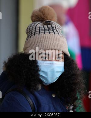 Une fille palestinienne portant des masques protecteurs se promène sur le marché dans le cadre de la pandémie de coronavirus COVID-19 qui se poursuit dans la ville de Gaza, le 31 décembre 2020, le dernier jour de l'année. (Photo de Majdi Fathi/NurPhoto) Banque D'Images