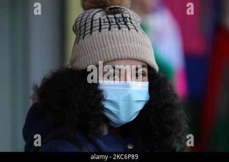 Une fille palestinienne portant des masques protecteurs se promène sur le marché dans le cadre de la pandémie de coronavirus COVID-19 qui se poursuit dans la ville de Gaza, le 31 décembre 2020, le dernier jour de l'année. (Photo de Majdi Fathi/NurPhoto) Banque D'Images