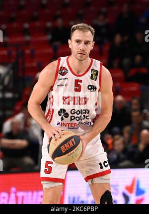 Alexandre Libert de Spirou contrôle le ballon lors d'un match de basket-ball entre Spirou Charleroi et Okapi Aalst, le vendredi 04 novembre 2022 à Charleroi, le jour 5 du National Round Belgium dans le championnat belge de la première division de la Ligue BNXT. BELGA PHOTO JOHN THYS crédit: Belga News Agency/Alay Live News Banque D'Images