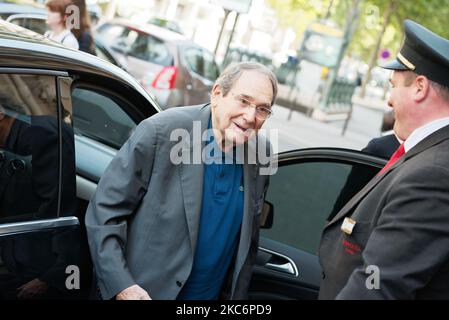 (IMAGE DU FICHIER du 2016 juillet pendant la semaine de la mode) l'acteur et réalisateur Robert Hossein est mort - images de ruches Robert Hossein et sa femme Candice Patou arrivent à la semaine de la mode Sorbier à Paris, juillet 2016 (photo de Daniel Pier/NurPhoto) Banque D'Images