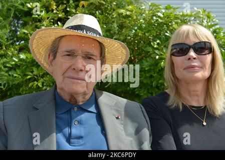 (IMAGE DU FICHIER du 2016 juillet pendant la semaine de la mode) l'acteur et réalisateur Robert Hossein est mort - images de ruches Robert Hossein et sa femme Candice Patou arrivent à la semaine de la mode Sorbier à Paris, juillet 2016 (photo de Daniel Pier/NurPhoto) Banque D'Images