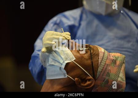 Un personnel de santé népalais recueille un échantillon d'écouvillonnage nasal d'un membre de l'Assemblée nationale pour un test PCR du coronavirus afin de reprendre la session d'hiver de l'Assemblée nationale du vendredi au Parlement fédéral à Katmandou, Népal jeudi, 07 mai 2020. (Photo de Narayan Maharajan/NurPhoto) Banque D'Images