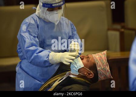 Un personnel de santé népalais recueille un échantillon d'écouvillonnage nasal d'un membre de l'Assemblée nationale pour un test PCR du coronavirus afin de reprendre la session d'hiver de l'Assemblée nationale du vendredi au Parlement fédéral à Katmandou, Népal jeudi, 07 mai 2020. (Photo de Narayan Maharajan/NurPhoto) Banque D'Images