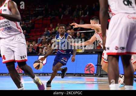 Jordan Walker d'Aalst contrôle le ballon lors d'un match de basket-ball entre Spirou Charleroi et Okapi Aalst, le vendredi 04 novembre 2022 à Charleroi, le 5 jour du National Round Belgium dans le championnat belge de la première division de la Ligue BNXT. BELGA PHOTO JOHN THYS crédit: Belga News Agency/Alay Live News Banque D'Images