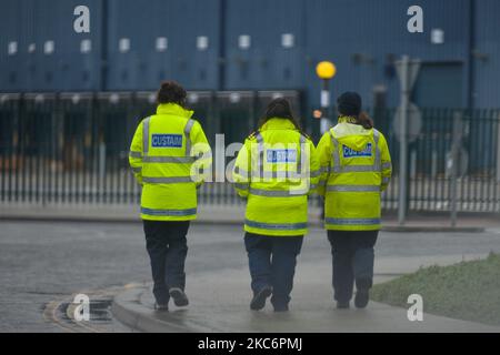 Trois agents des douanes marchent dans le port de Dublin. La période de transition du Brexit se termine ce soir et de nouveaux accords commerciaux en mer d'Irlande entrent en vigueur. Jeudi, 31 décembre 2020, à Dublin, Irlande. (Photo par Artur Widak/NurPhoto) Banque D'Images