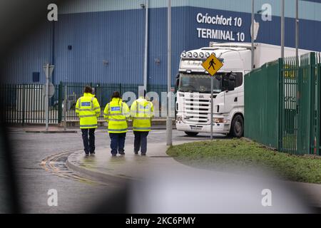 Les agents des douanes marchent dans le port de Dublin. La période de transition du Brexit se termine ce soir et de nouveaux accords commerciaux en mer d'Irlande entrent en vigueur. Jeudi, 31 décembre 2020, à Dublin, Irlande. (Photo par Artur Widak/NurPhoto) Banque D'Images