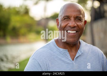 Portrait d'un homme afro-américain mature à l'extérieur. Banque D'Images