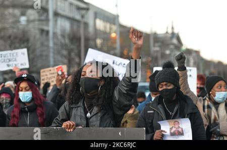 Les gens vus lors d'une veillée aux chandelles et protestent dans le centre-ville de Dublin pour George Nkencho. M. Nkencho a été abattu plusieurs fois par Gardai (police irlandaise) devant son domicile à Clonee, dans l'ouest de Dublin, le mercredi 30 décembre. Il aurait marqué un couteau et menacé le jardin avant d'être abattu par des membres de l'unité de soutien armé de Blanchardstown Garda. Vendredi, 1 janvier 2021, à Dublin, Irlande. (Photo par Artur Widak/NurPhoto) Banque D'Images