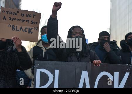 Les gens vus lors d'une veillée aux chandelles et protestent dans le centre-ville de Dublin pour George Nkencho. M. Nkencho a été abattu plusieurs fois par Gardai (police irlandaise) devant son domicile à Clonee, dans l'ouest de Dublin, le mercredi 30 décembre. Il aurait marqué un couteau et menacé le jardin avant d'être abattu par des membres de l'unité de soutien armé de Blanchardstown Garda. Vendredi, 1 janvier 2021, à Dublin, Irlande. (Photo par Artur Widak/NurPhoto) Banque D'Images