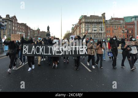 Les gens vus lors d'une veillée aux chandelles et protestent dans le centre-ville de Dublin pour George Nkencho. M. Nkencho a été abattu plusieurs fois par Gardai (police irlandaise) devant son domicile à Clonee, dans l'ouest de Dublin, le mercredi 30 décembre. Il aurait marqué un couteau et menacé le jardin avant d'être abattu par des membres de l'unité de soutien armé de Blanchardstown Garda. Vendredi, 1 janvier 2021, à Dublin, Irlande. (Photo par Artur Widak/NurPhoto) Banque D'Images