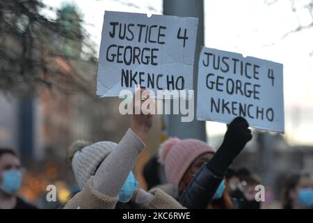 Les gens vus lors d'une veillée aux chandelles dans le centre-ville de Dublin pour George Nkencho. M. Nkencho a été abattu plusieurs fois par Gardai (police irlandaise) devant son domicile à Clonee, dans l'ouest de Dublin, le mercredi 30 décembre. Il aurait marqué un couteau et menacé le jardin avant d'être abattu par des membres de l'unité de soutien armé de Blanchardstown Garda. Vendredi, 1 janvier 2021, à Dublin, Irlande. (Photo par Artur Widak/NurPhoto) Banque D'Images