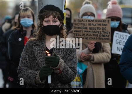 Les gens vus lors d'une veillée aux chandelles dans le centre-ville de Dublin pour George Nkencho. M. Nkencho a été abattu plusieurs fois par Gardai (police irlandaise) devant son domicile à Clonee, dans l'ouest de Dublin, le mercredi 30 décembre. Il aurait marqué un couteau et menacé le jardin avant d'être abattu par des membres de l'unité de soutien armé de Blanchardstown Garda. Vendredi, 1 janvier 2021, à Dublin, Irlande. (Photo par Artur Widak/NurPhoto) Banque D'Images