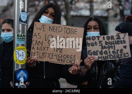 Les gens vus lors d'une veillée aux chandelles dans le centre-ville de Dublin pour George Nkencho. M. Nkencho a été abattu plusieurs fois par Gardai (police irlandaise) devant son domicile à Clonee, dans l'ouest de Dublin, le mercredi 30 décembre. Il aurait marqué un couteau et menacé le jardin avant d'être abattu par des membres de l'unité de soutien armé de Blanchardstown Garda. Vendredi, 1 janvier 2021, à Dublin, Irlande. (Photo par Artur Widak/NurPhoto) Banque D'Images