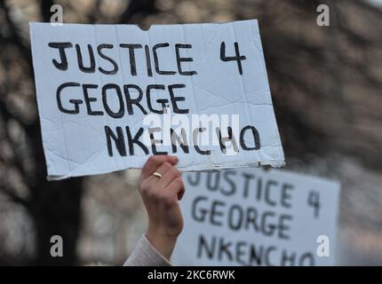 Les gens vus lors d'une veillée aux chandelles dans le centre-ville de Dublin pour George Nkencho. M. Nkencho a été abattu plusieurs fois par Gardai (police irlandaise) devant son domicile à Clonee, dans l'ouest de Dublin, le mercredi 30 décembre. Il aurait marqué un couteau et menacé le jardin avant d'être abattu par des membres de l'unité de soutien armé de Blanchardstown Garda. Vendredi, 1 janvier 2021, à Dublin, Irlande. (Photo par Artur Widak/NurPhoto) Banque D'Images