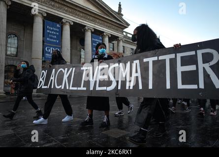 Les gens vus lors d'une veillée aux chandelles dans le centre-ville de Dublin pour George Nkencho. M. Nkencho a été abattu plusieurs fois par Gardai (police irlandaise) devant son domicile à Clonee, dans l'ouest de Dublin, le mercredi 30 décembre. Il aurait marqué un couteau et menacé le jardin avant d'être abattu par des membres de l'unité de soutien armé de Blanchardstown Garda. Vendredi, 1 janvier 2021, à Dublin, Irlande. (Photo par Artur Widak/NurPhoto) Banque D'Images