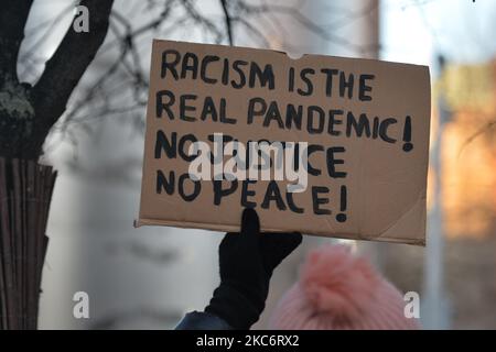 Les gens vus lors d'une veillée aux chandelles dans le centre-ville de Dublin pour George Nkencho. M. Nkencho a été abattu plusieurs fois par Gardai (police irlandaise) devant son domicile à Clonee, dans l'ouest de Dublin, le mercredi 30 décembre. Il aurait marqué un couteau et menacé le jardin avant d'être abattu par des membres de l'unité de soutien armé de Blanchardstown Garda. Vendredi, 1 janvier 2021, à Dublin, Irlande. (Photo par Artur Widak/NurPhoto) Banque D'Images