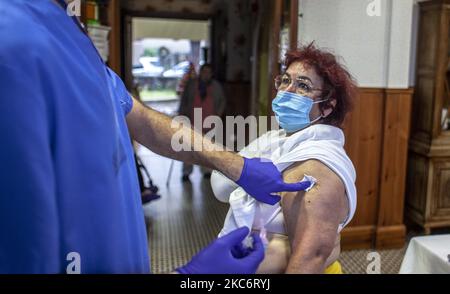 Une femme reçoit le vaccin à la résidence de Llano Ponte, à Norena, Asturies, Espagne, on 1 janvier, 2021. Ainsi commence la première des trois étapes établies pour la vaccination contre le coronavirus dans la Stratégie nationale de vaccination, dans laquelle les quatre groupes prioritaires sont: Les résidents et le personnel de santé et de santé sociale dans les résidences pour personnes âgées et handicapées; le personnel de santé de première ligne; autres personnels de santé et de santé sociale et grandes personnes à charge non institutionnalisées. (Photo d'Alvaro Fuente/NurPhoto) Banque D'Images