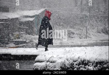 Un homme marche sur une route enneigée pendant qu'il neige à Srinagar sur 03 janvier 2021. Le département météorologique indien a prédit une chute de neige modérée à travers le Cachemire et une forte chute de neige dans des régions plus hautes. La route de 270 kilomètres Srinagar-Jammu la seule route reliant le Cachemire à d'autres parties du pays a été fermée après une chute de neige fraîche. Au moins quinze personnes ont été blessées dans différents accidents de la route à travers Jammu-et-Cachemire en raison de routes glissantes, a rapporté une agence de presse locale. (Photo par Faisal Khan/NurPhoto) Banque D'Images