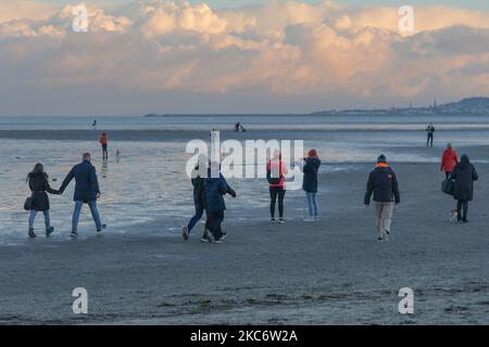 Les gens apprécient la marche du samedi après-midi sur Sandymount Strand à Dublin pendant le niveau 5 Covid-19 verrouillage. Le ministère de la Santé a rapporté ce soir un nouveau record quotidien de 3 394 nouveaux cas de Covid-19 pour la République d'Irlande (précédent record de 1 753 cas au 1 janvier 2020). Samedi, 2 janvier 2020, à Dublin, Irlande. (Photo par Artur Widak/NurPhoto) Banque D'Images