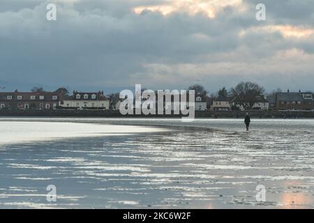 Une femme marche sur Sandymount Strand à Dublin pendant le niveau 5 Covid-19 de verrouillage. Le ministère de la Santé a rapporté ce soir un nouveau record quotidien de 3 394 nouveaux cas de Covid-19 pour la République d'Irlande (précédent record de 1 753 cas au 1 janvier 2020). Samedi, 2 janvier 2020, à Dublin, Irlande. (Photo par Artur Widak/NurPhoto) Banque D'Images