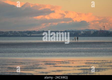 Les gens apprécient la marche du samedi après-midi sur Sandymount Strand à Dublin pendant le niveau 5 Covid-19 verrouillage. Le ministère de la Santé a rapporté ce soir un nouveau record quotidien de 3 394 nouveaux cas de Covid-19 pour la République d'Irlande (précédent record de 1 753 cas au 1 janvier 2020). Samedi, 2 janvier 2020, à Dublin, Irlande. (Photo par Artur Widak/NurPhoto) Banque D'Images