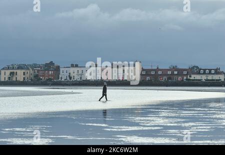 Une femme marche sur Sandymount Strand à Dublin pendant le niveau 5 Covid-19 de verrouillage. Le ministère de la Santé a rapporté ce soir un nouveau record quotidien de 3 394 nouveaux cas de Covid-19 pour la République d'Irlande (précédent record de 1 753 cas au 1 janvier 2020). Samedi, 2 janvier 2020, à Dublin, Irlande. (Photo par Artur Widak/NurPhoto) Banque D'Images