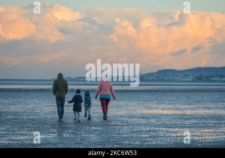 Une famille profite de la marche du samedi après-midi sur Sandymount Strand à Dublin pendant le confinement de niveau 5 Covid-19. Le ministère de la Santé a rapporté ce soir un nouveau record quotidien de 3 394 nouveaux cas de Covid-19 pour la République d'Irlande (précédent record de 1 753 cas au 1 janvier 2020). Samedi, 2 janvier 2020, à Dublin, Irlande. (Photo par Artur Widak/NurPhoto) Banque D'Images