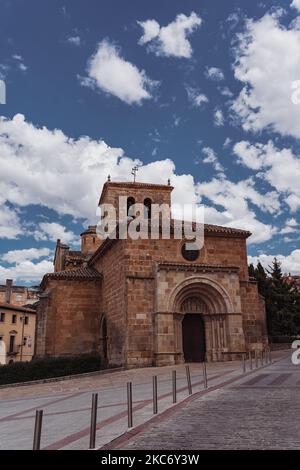 Un cliché vertical de l'église San Juan de Rabanera devant un ciel bleu nuageux, Soria, Espagne Banque D'Images