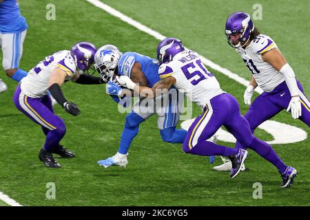 Les Detroit Lions de retour d'Andre Swift (32) est affronté par les Minnesota Vikings sécurité forte Harrison Smith (22) et Minnesota Vikings en dehors du linebacker Eric Wilson (50) pendant la deuxième moitié d'un match de football NFL entre les Detroit Lions et les Minnesota Vikings à Detroit, Michigan États-Unis, dimanche, 3 janvier, 2021. (Photo par Amy Lemus/NurPhoto) Banque D'Images