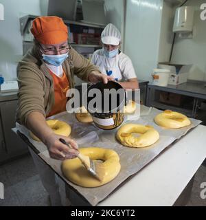 Un chef pâtissier pendant la préparation des roscones de reyes à Madrid (Espagne) sur 5 janvier 2021. Le roscon de Reyes est un doux de Noël caractéristique de la culture espagnole (photo d'Oscar Gonzalez/NurPhoto) Banque D'Images