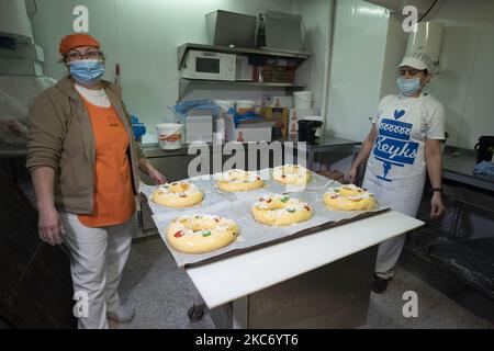 Un chef pâtissier pendant la préparation des roscones de reyes à Madrid (Espagne) sur 5 janvier 2021. Le roscon de Reyes est un doux de Noël caractéristique de la culture espagnole (photo d'Oscar Gonzalez/NurPhoto) Banque D'Images