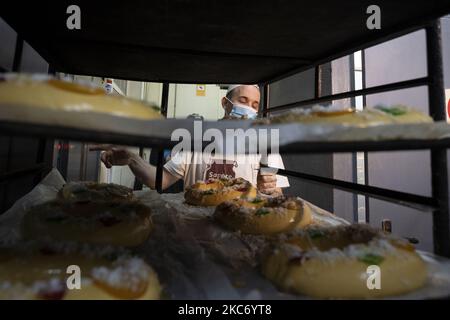 Un chef pâtissier pendant la préparation des roscones de reyes à Madrid (Espagne) sur 5 janvier 2021. Le roscon de Reyes est un doux de Noël caractéristique de la culture espagnole (photo d'Oscar Gonzalez/NurPhoto) Banque D'Images