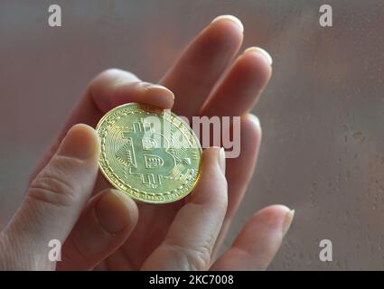 Dans cette photo, un nitizen possède un Bitcoin commémoratif physique. Mardi, 5 janvier 2020, à Dublin, Irlande. (Photo par Artur Widak/NurPhoto) Banque D'Images