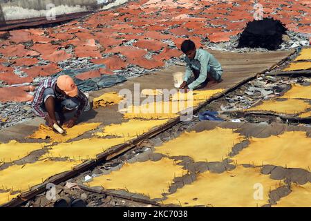 Des ouvriers travaillent dans une usine de tannerie à Hazaribagh Dhaka, au Bangladesh, sur 05 janvier 2021. L'industrie du cuir est une industrie importante au Bangladesh et le gouvernement du Bangladesh l'a déclarée comme un secteur prioritaire. L'industrie était le deuxième secteur d'exportation du Bangladesh. L'industrie joue également un bon rôle dans la création d'emplois. Human Right Watch a signalé qu'elle est responsable de la pollution de l'air, de l'eau et du sol qui a entraîné de graves problèmes de santé dans la population. (Photo de Kazi Salahuddin Razu/NurPhoto) Banque D'Images