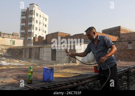 Des ouvriers travaillent dans une usine de tannerie à Hazaribagh Dhaka, au Bangladesh, sur 05 janvier 2021. L'industrie du cuir est une industrie importante au Bangladesh et le gouvernement du Bangladesh l'a déclarée comme un secteur prioritaire. L'industrie était le deuxième secteur d'exportation du Bangladesh. L'industrie joue également un bon rôle dans la création d'emplois. Human Right Watch a signalé qu'elle est responsable de la pollution de l'air, de l'eau et du sol qui a entraîné de graves problèmes de santé dans la population. (Photo de Kazi Salahuddin Razu/NurPhoto) Banque D'Images