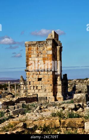 Les ruines de l'ancienne ville romaine de Volubilis à Meknes, Maroc, Afrique. Volubilis est une ville romaine en partie excavée construite au 3rd siècle avant Jésus-Christ comme un village phénicien (et plus tard carthaginois). Le site a été fouillé et a révélé de nombreuses mosaïques fines, y compris certains des bâtiments publics les plus importants et des maisons de haute qualité ont été restaurés ou reconstruits. Aujourd'hui, c'est un site classé au patrimoine mondial de l'UNESCO , classé comme étant "un exemple exceptionnellement bien préservé d'une grande ville coloniale romaine en marge de l'Empire". (Photo de Creative Touch Imaging Ltd./NurPhoto) Banque D'Images
