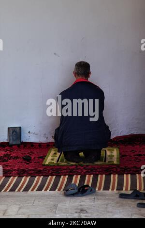 Homme musulman priant dans l'ancienne ville romaine de Volubilis à Meknès, Maroc, Afrique. Volubilis est une ville romaine en partie excavée construite au 3rd siècle avant Jésus-Christ comme un village phénicien (et plus tard carthaginois). Le site a été fouillé et a révélé de nombreuses mosaïques fines, y compris certains des bâtiments publics les plus importants et des maisons de haute qualité ont été restaurés ou reconstruits. Aujourd'hui, c'est un site classé au patrimoine mondial de l'UNESCO , classé comme étant "un exemple exceptionnellement bien préservé d'une grande ville coloniale romaine en marge de l'Empire". (Photo de Creative Touch Imaging Ltd./NurPhoto) Banque D'Images