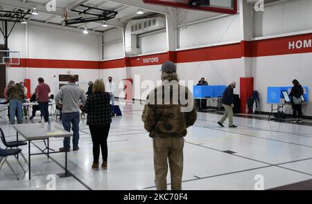 Les électeurs sont vus dans un bureau de vote au Varnell Gymnasium sur 5 janvier 2021 à Dalton, Géorgie, États-Unis. Les sénateurs républicains Kelly Loeffler et David Perdue sont candidats à une élection à la suite d'une élection à 5 janvier, les démocrates Raphael Warnock et Jon Ossoff participant à deux concours qui détermineront quel parti contrôle le Sénat américain. (Photo de Paul Hennessy/NurPhoto) Banque D'Images