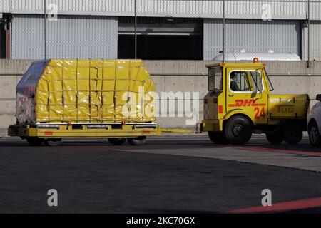 Le personnel de la société DHL, spécialiste mondial des colis, déchargera un lot de vaccins COVID-19 qui sont arrivés à l'aéroport international de Mexico depuis Francfort, Allemagne, et qui seront appliqués aux médecins, infirmières, personnel de thérapie par inhalation, laboratoire , chimie, techniques de radiologie, commandes, nettoyage, manipulation des aliments, assistants et travailleurs sociaux. Sur 5 janvier 2021 à Mexico, Mexique. (Photo de Gerardo Vieyra/NurPhoto) Banque D'Images